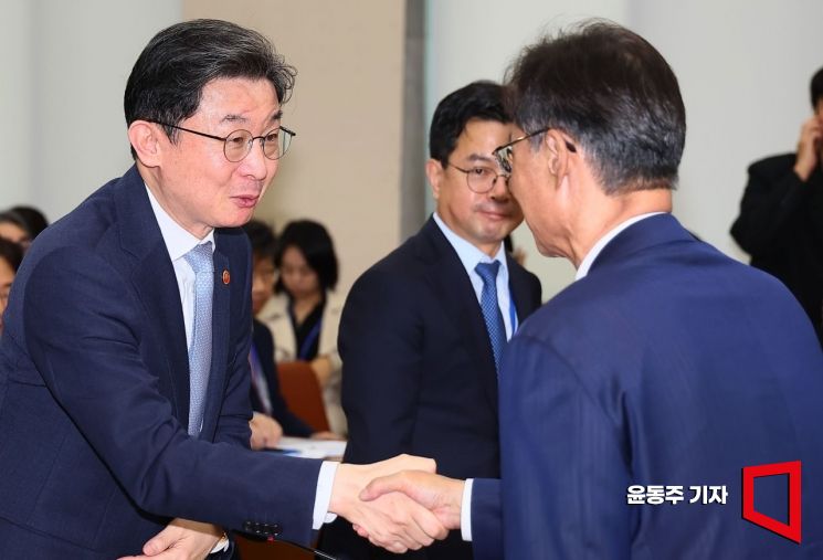 이억원 금융위원장이 8일 국회에서 열린 금융위원회 등에 대한 국정감사에서 유동수 국회 정무위원장과 인사를 나누고 있다. 2026.10.08 윤동주 기자