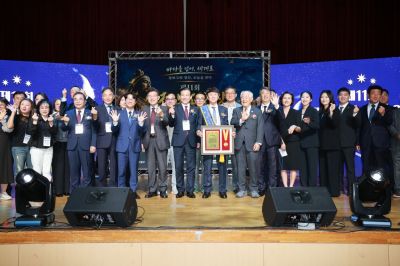 시상식에는 박지원·안도걸 국회의원, 민형배 전남광주통합특별시장, 김신 완도군수, 최정욱 완도군의회 의장 역대 수상자와 국내외 경제인 등 170여 명이 참석해 자리를 빛냈다. 완도군 제공