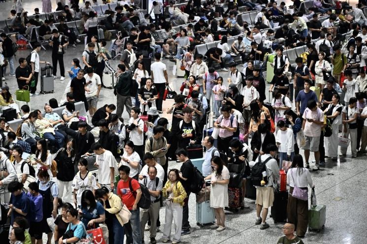 The waiting hall at Longyan Station in Fujian Province is crowded with passengers on Oct. 6, near the end of China's National Day holiday. CMG