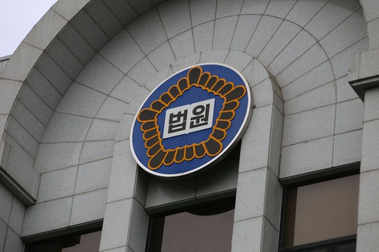 뜨거운 물 붓고 때리고 … '친딸 살해' 혐의 가수 겸 유튜버, 징역 25년 선고
