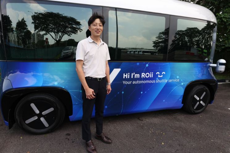 성동형 오토노머스에이투지 싱가포르 지사장이 자율주행 차량인 로이와 함께 포즈를 취하고 있다. 사진=백종민 테크 스페셜리스트