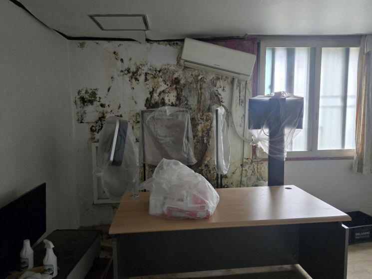 누수로 훼손된 죽암휴게소 기숙사 내부. 윤종오 의원실 제공