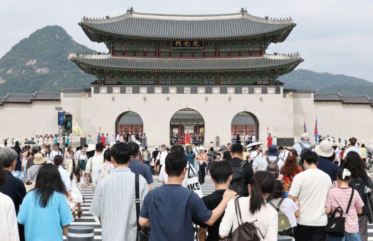 시민과 외국인 관광객들이 서울 경복궁으로 향하고 있다. 연합뉴스