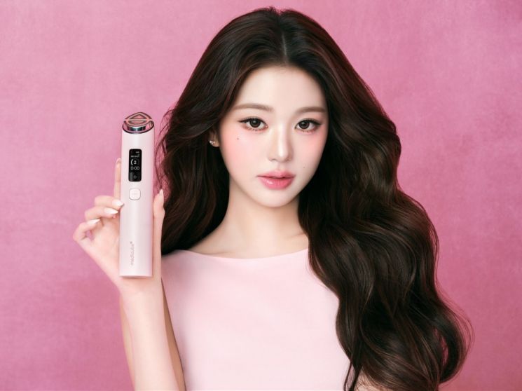 장원영이 모델인 에이피알의 메디큐브 에이지알 뷰티 디바이스. 에이피알 제공.