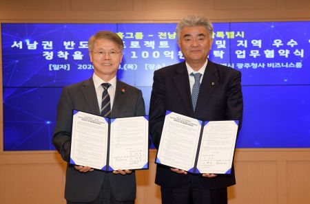 민형배 전남광주통합특별시장이 8일 오후 광주청사 비즈니스룸에서 정원주 중흥그룹 부회장과 인재양성 기부금 기탁 협약을 체결 후 기념촬영을 하고 있다. 전남광주통합특별시 제공