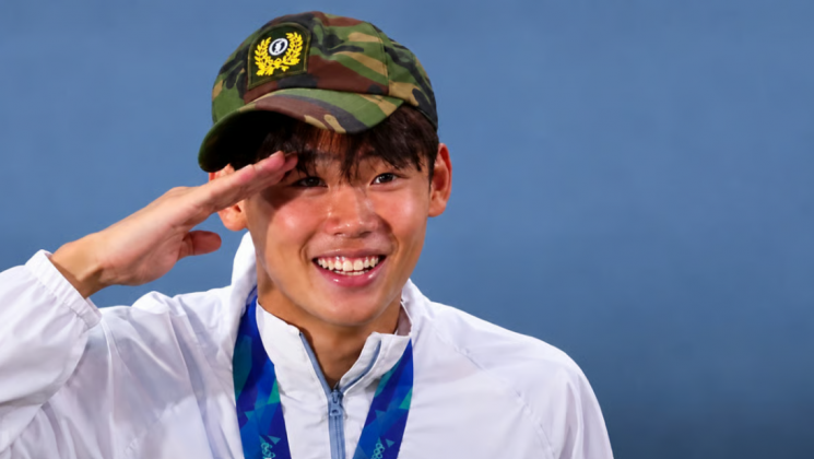 아시안게임 축구 국가대표팀 박승수 선수가 지난 4일 아시안게임 금메달 획득 후 전역모를 착용한 사진을 자신의 사회관계망서비스(SNS)에 공개했다. 박승수 인스타그램 캡처