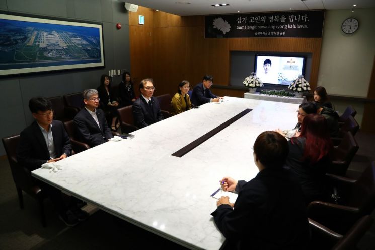 박승흡 근로복지공단 이사장이(가운데) 8일 인천국제공항에서 고 지스라엘 씨의 유족과 함께 추모식을 갖고 고인을 애도하고 있다. 근로복지공단