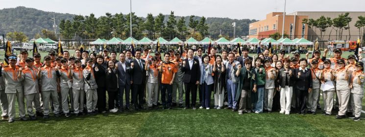 정명근 화성특례시장이 의용소방대원 및 참석 내빈들과 함께 기념촬영을 하고 있다. 화성시 제공