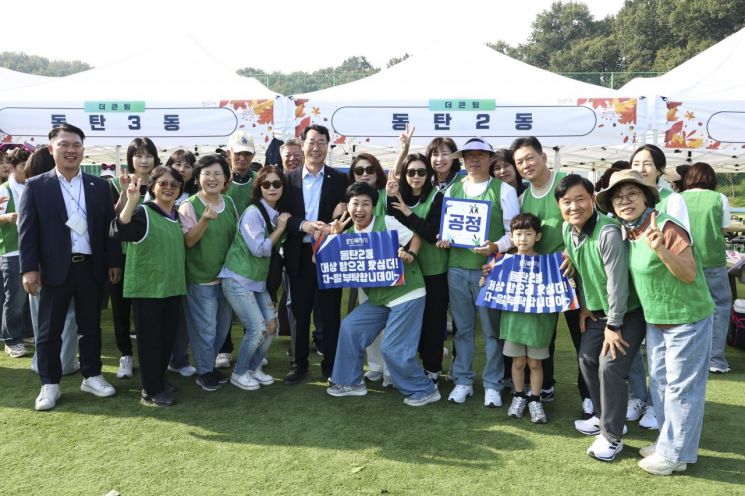 정명근 화성특례시장이 동탄2동 주민자치위원들과 기념촬영을 하고 있다. 화성시 제공