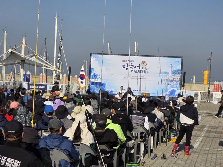 ‘제8회 전곡항 망둥어 낚시대회’ 참가자들이 전곡항 행사장에 모여 대회 참가를 준비하고 있다. 화성시 제공
