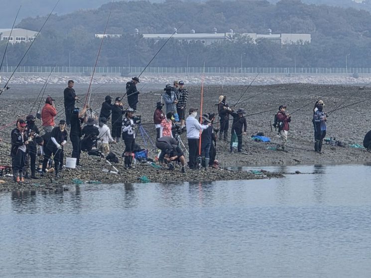 ‘제8회 전곡항 망둥어 낚시대회’ 참가자들이 해안을 따라 자리 잡고 망둥어 낚시를 하고 있다. 화성시 제공