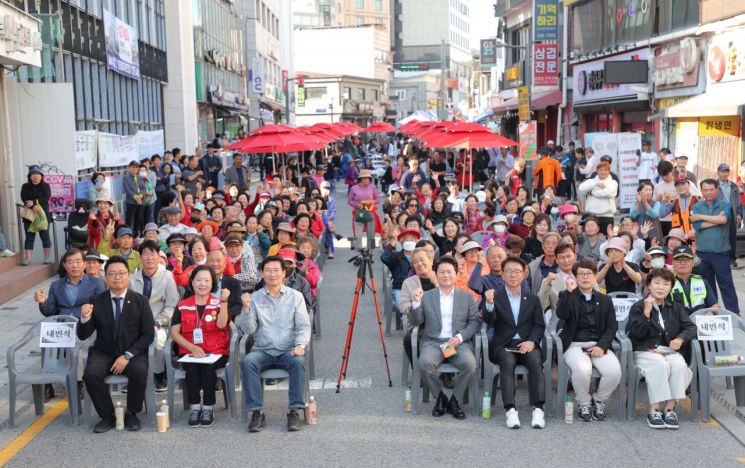 이상일 시장과 참석자들이 9일 포곡읍 전대로78번길 일원에서 열린 ‘에버랜드마을 골목축제’에서 기념촬영을 하고 있다. 용인시 제공