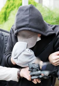 평소 알고 지내던 60대 부부를 살해한 혐의로 체포된 A(50대)씨가 9일 오후 광주지방법원에서 열린 구속 전 피의자 심문(영장실질심사)을 마친 뒤 법정 밖으로 나오고 있다. 연합뉴스