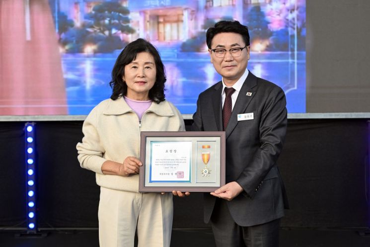김원기 의정부시장이 지난 9일 ‘제55회 의정부시민의 날 기념식’에서 의정부 발전에 기여한 시민들에게 표창을 수여한 뒤 함께 기념사진을 찍고 있다. 의정부시 제공