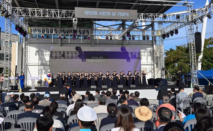 지난 9일 의정부시상설야외무대에서 열린 ‘제55회 의정부시민의 날 기념식’ 모습. 의정부시 제공