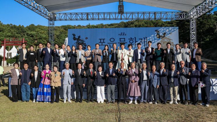 10일 포은 정몽주 선생 묘역에서 이상일 시장과 포은문화제 참석자들이 기념 사진을 찍고 있다. 용인시 제공