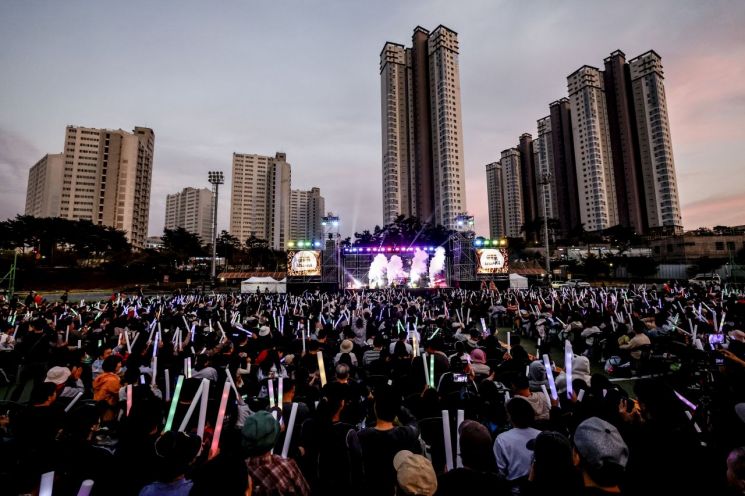 지난 9일 남양체육공원에서 열린 2026 만세구 권역별 콘서트에 수많은 시민들이 참석해 공연을 즐기고 있는 모습. 화성시 제공