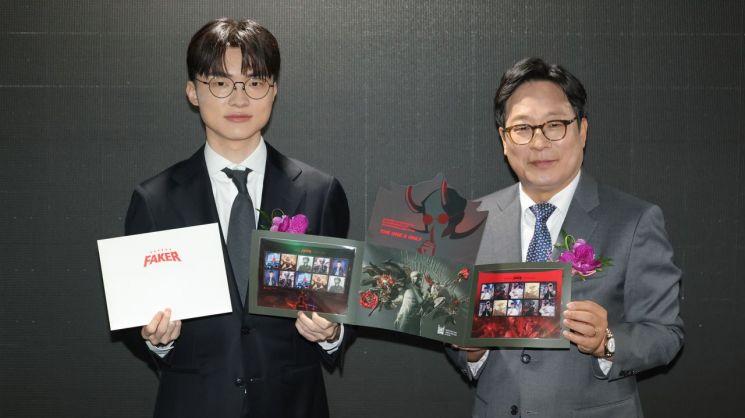 '페이커' 이상혁(완쪽)이 10일 서울 중구 서울중앙우체국에서 열린 기념우표 발행 행사에서 박인환 우정사업본부장과 함께 기념우표를 들고 기념사진을 찍고 있다. 연합뉴스