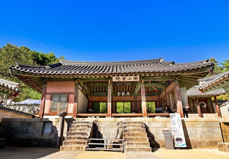 도산서원의 중심 강학 공간인 전교당. 퇴계 이황의 학문을 계승한 선비들이 공부하고 토론하던 곳으로, 서원의 ‘배움’이라는 본래 기능을 상징하는 공간이다. 김기훈 작가