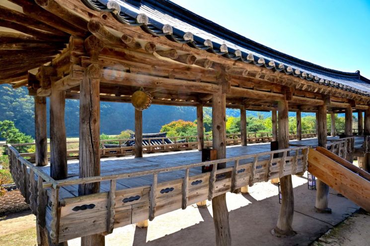 병산서원의 만대루. 길게 열린 누각 사이로 병산과 낙동강 풍경이 스며든다. 자연을 공부와 수양의 일부로 끌어들였던 조선 서원 건축의 특징을 잘 보여준다. 김기훈 작가