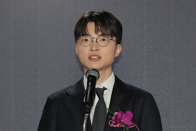 "우체국 북적이겠네" '갓상혁' 또 일냈다…페이커 기념 우표 나온다
