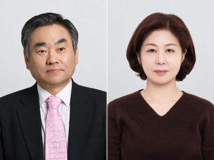제40회 책의 날 기념식에서 국무총리 표창을 받는 김종수 한울엠플러스 대표이사(왼쪽)와 이지연 이지스퍼블리싱 대표이사. 김 대표는 사회과학 출판과 출판유통 개선에, 이 대표는 IT·교육 분야 출판과 출판산업 디지털화에 기여한 공로를 인정받았다. 문화체육관광부