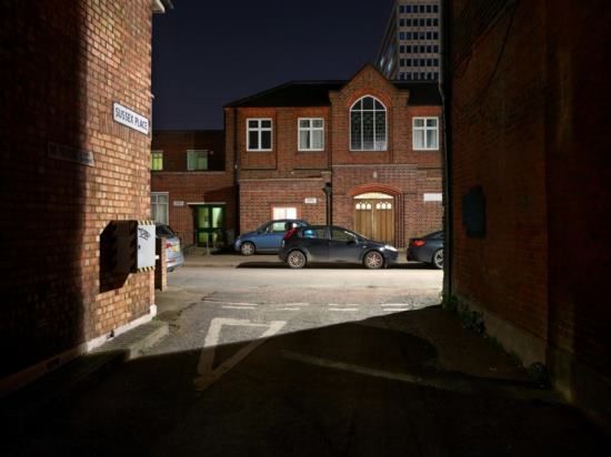김신욱, ‘Sussex Place’(2017). 런던 뉴몰든에 정착한 북한이탈주민의 삶과 주변을 기록한 ‘경계인’ 연작의 작품이다. 주소 표지판은 선명하지만 텅 빈 밤의 골목은 오히려 어디에도 완전히 속하지 못한 장소처럼 보인다. 갤러리JJ