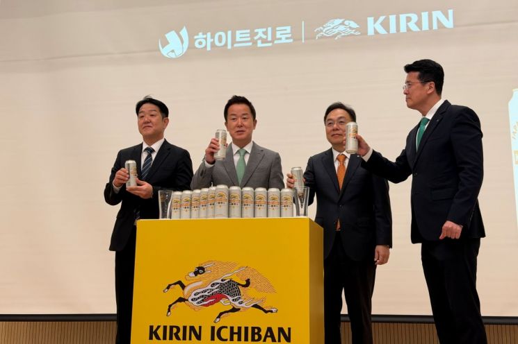 경기도 용인시 하이트진로 연구소에서 열린 기자 간담회에서 하이트진로 관계자들이 기념촬영을 하고 있다. (왼쪽부터 김동우 하이트진로 전주공장장, 장인섭 대표이사, 전장우 연구소장, 권광조 프리미엄 권역장). 하이트진로 제공.