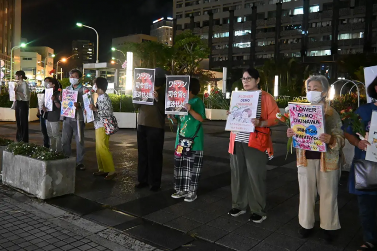 11일 일본 오키나와 현청 소재지인 나하시에서 시민들이 꽃과 플래카드를 들고 성폭력이나 여성에 대한 흉악범죄에 항의하고 있다. 류큐신보