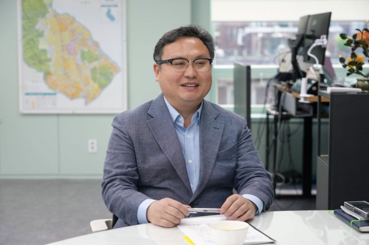 정 구청장은 인터뷰에서 "예산을 아껴서 남기자는 게 아니라 잘 쓰자는 것"이라고 말했다. 강북구 제공.