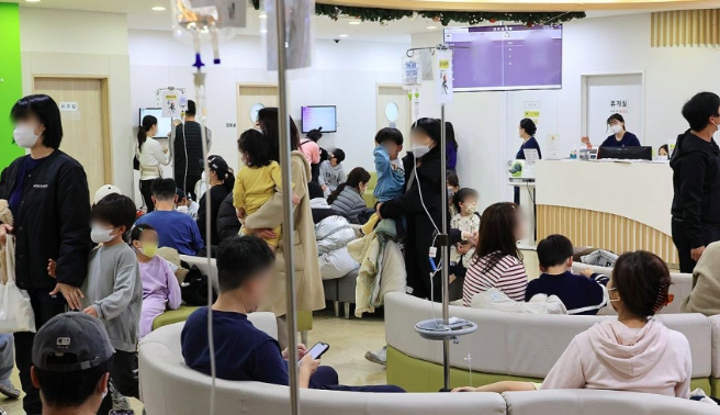 일요일에도 붐비는 어린이병원. 연합뉴스