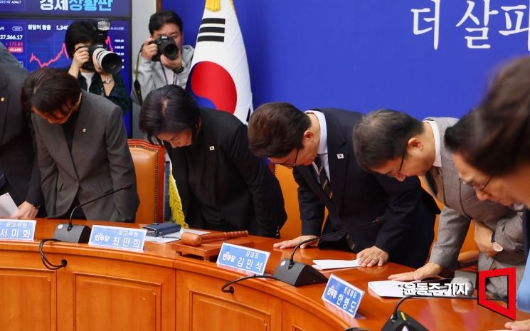 12일 국회에서 열린 더불어민주당 최고위원회의에 참석한 김민석 대표 등 당 지도부가 회의 시작 전 고개를 숙이고 있다. 2026.10.12 윤동주 기자