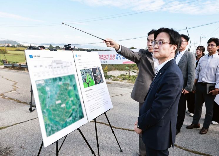 반도체 메가프로젝트 앞당긴다…주 52시간 특례도 검토
