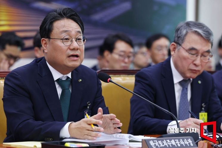 이성훈 한국토지주택공사 사장이 12일 국회에서 열린 한국주택공사 등에 대한 국정감사에서 의원들 질의에 답변하고 있다. 2026.10.12 윤동주 기자