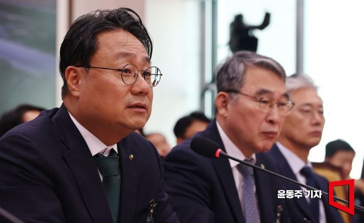 이성훈 한국토지주택공사 사장이 12일 국회에서 열린 한국주택공사 등에 대한 국정감사에서 의원들 질의에 답변하고 있다. 윤동주 기자