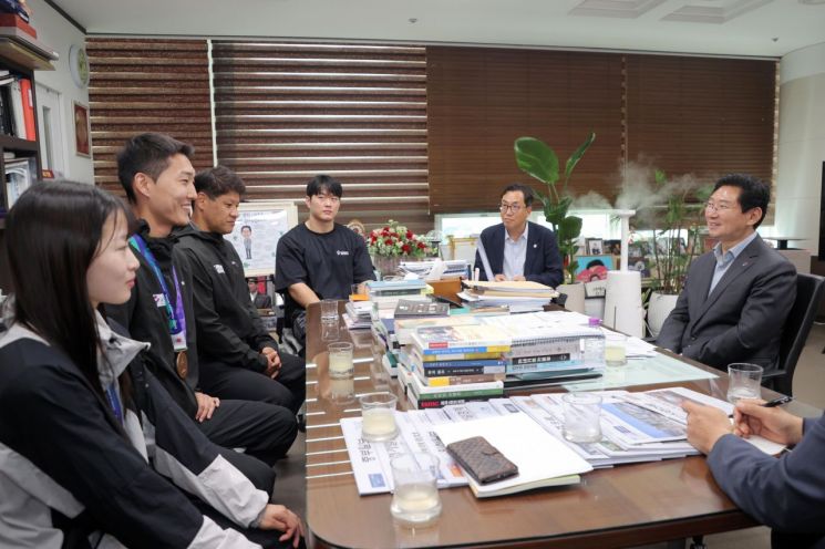 이상일 용인특례시장(오른쪽)이 12일 시장실에서 국내외 대회에서 우수한 성적을 거둔 소속 선수들을 격려하고 있다(왼쪽부터 정하은, 우상혁 선수, 김도균 육상 코치, 박민교 선수). 용인시 제공