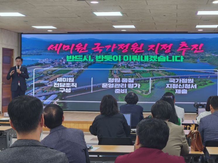 전진선 양평군수가 12일 군청에서 열린 민선 9기 취임 100일 언론 브리핑에서 주요 성과와 양평의 미래 100년을 위한 군정 추진 방향을 설명하고 있다. 이종구 기자