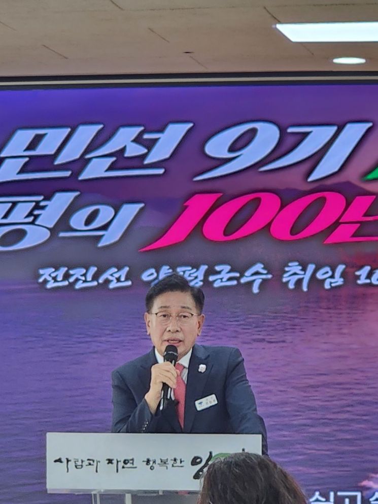 전진선 양평군수가 12일 군청에서 열린 민선 9기 취임 100일 언론 브리핑에서 주요 성과와 양평의 미래 100년을 위한 군정 추진 방향을 설명하고 있다. 이종구 기자