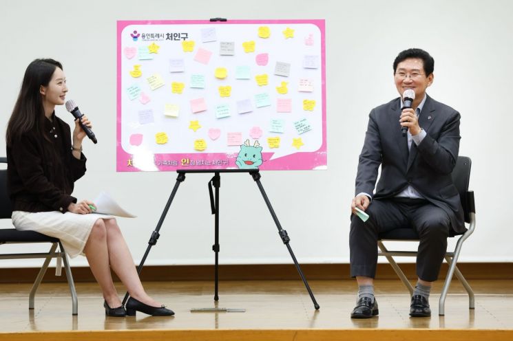 이상일 용인특례시장이 12일 처인구청 대회의실에서 처인구 공직자들과 만나 소통하고 있다. 용인시 제공
