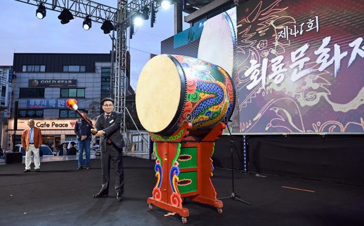 김원기 시장이 지난 9일 의정부시청 앞 평화의 광장 일원에서 열린 ‘제41회 회룡문화제’에서 타고하고 있다. 의정부시 제공