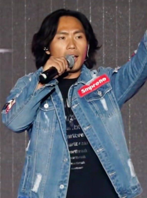 리커친을 기다리는 관객 3만명 앞에서 약 2시간 동안 즉흥 공연을 펼친 가수 허우랑. SCMP 갈무리.