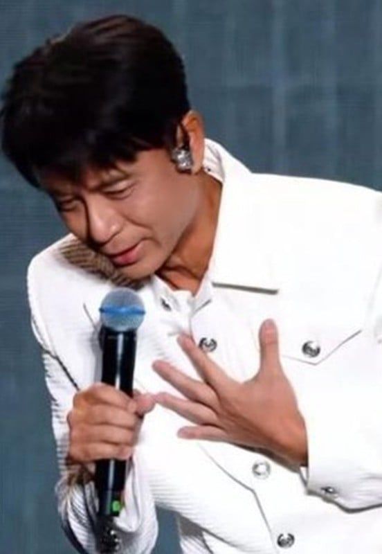 공연장에 뒤늦게 도착해 관객들에게 사과하는 홍콩 가수 리커친. SCMP 갈무리.