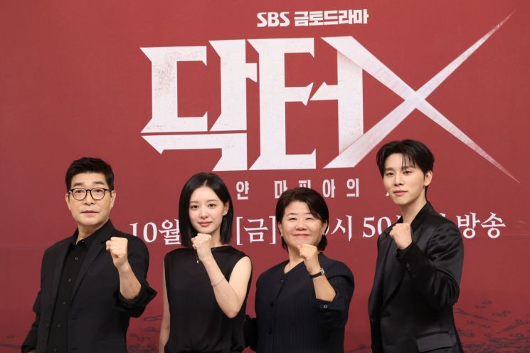 7일 서울 양천구 SBS사옥에서 열린 드라마 '닥터X: 하얀 마피아의 시대' 제작발표회에서 배우들이 포즈를 취하고 있다. 왼쪽부터 손현주, 김지원, 이정은, 김우석. 연합뉴스