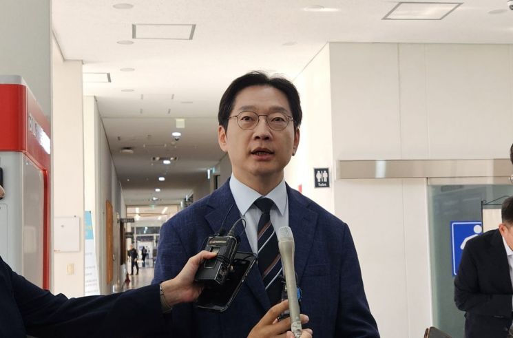 김경수 대통령 정무특별보좌관이 기자들의 질문에 답하고 있다. [사진=이세령 기자]