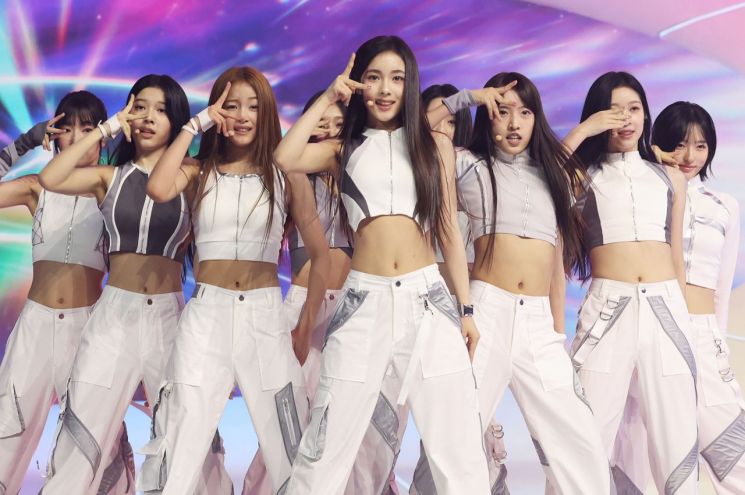 걸그룹 A2O 라이트가 12일 경기도 고양시 킨텍스에서 열린 '웰컴 투 소울라이트 프롬 A2O 소울 A2O 라이트'에서 무대를 선보이고 있다. 연합뉴스