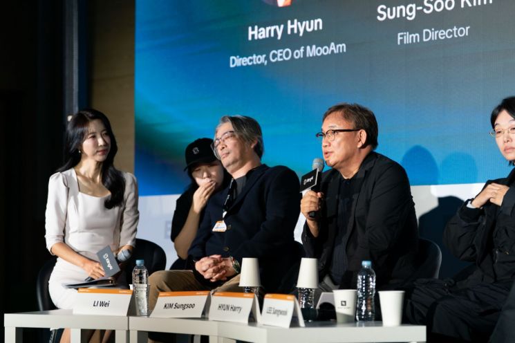 김성수 감독이 11일 부산 벡스코 제2전시장에서 열린 아시아콘텐츠&필름마켓 포럼 '새로운 영화적 가능성: 클링 AI로 영화 제작 재상상하기'에서 단편영화 '웜 트레인' 제작 과정을 이야기하고 있다./아시아콘텐츠&필름마켓.