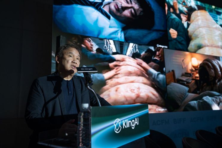 김성수 감독이 11일 부산 벡스코 제2전시장에서 열린 아시아콘텐츠&필름마켓 포럼 '새로운 영화적 가능성: 클링 AI로 영화 제작 재상상하기'에서 단편영화 '웜 트레인' 제작 과정을 이야기하고 있다./아시아콘텐츠&필름마켓.