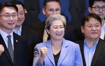 리사 수 AMD 회장이 지난 7일 서울에서 한국 반도체 스타트업과의 만남 행사 후 기념 촬영을 하고 있다. 왼쪽부터 류제명 과기정통부 2차관, 리사 수 AMD 회장, 김장우 망고부스트 대표. 사진=김장우 대표 제공