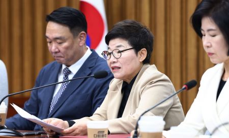 국회 재정경제기획위원회 소속 임이자 국민의힘 의원(가운데). 윤동주 기자