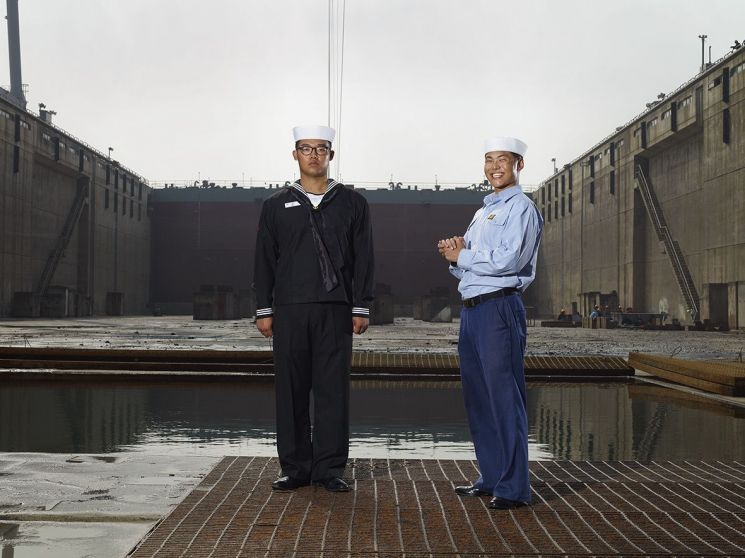 오형근, '웃고 있는 병장과 차렷한 이병, 2010년 10월 21일'(2010)오형근의 사진 연작 '부조리 극' 중 한 작품. 군복을 입은 두 병사의 상반된 표정과 자세에서 집단의 규율과 개인의 모습이 교차한다. 전쟁을 경험하지 않은 세대가 여전히 정전 체제 안에서 살아가는 현실을 포착했다.경기도